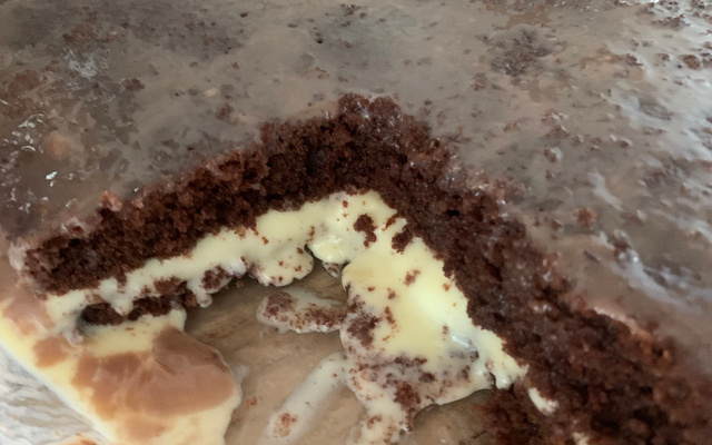Bolo de chocolate com brigadeiro comum e brigadeiro de leite ninho