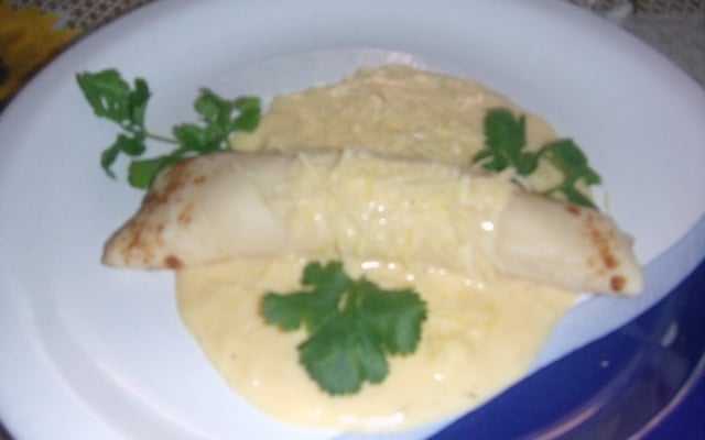 Panqueca de queijo com molho branco