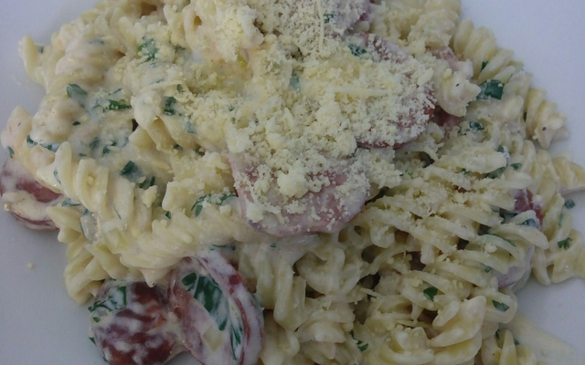 Macarrão com linguiça calabresa e creme de leite