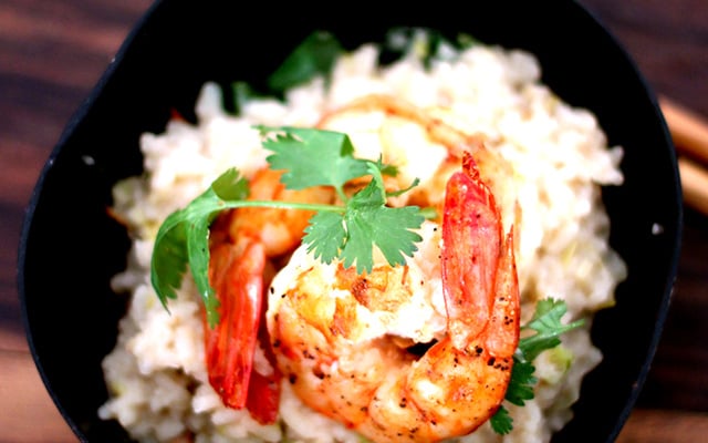 Arroz jasmim picante com coco, alho-poró e camarão