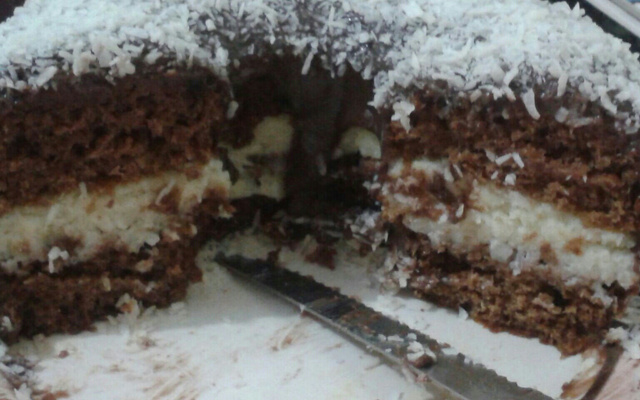 Pão de mel recheado no tamanho de bolo