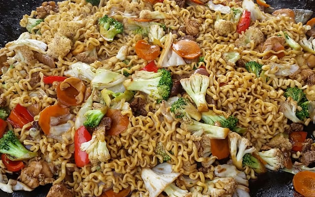 Yakissoba de frango e carne