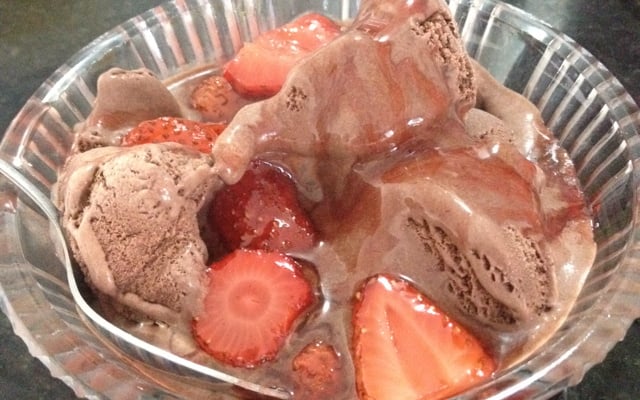 Morangos flambados com sorvete