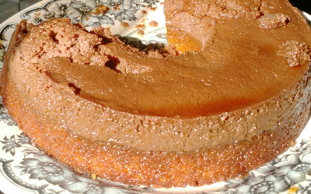 Bolo de cenoura com pudim de chocolate