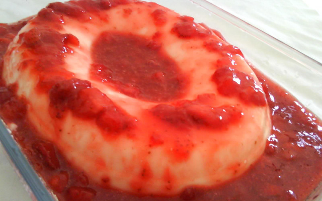 Flan de coco com calda de morango