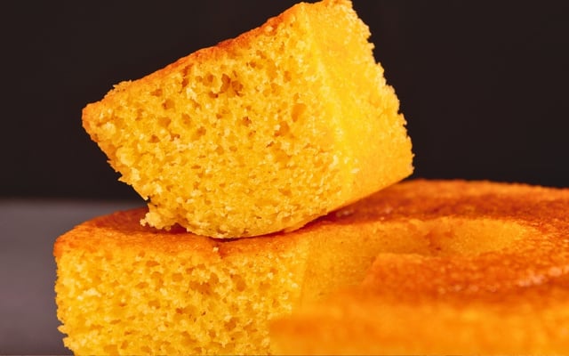 Bolo de fubá de liquidificador cremoso sem trigo