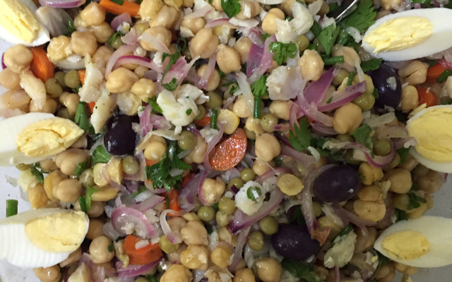 Salada de grão-de-bico com bacalhau