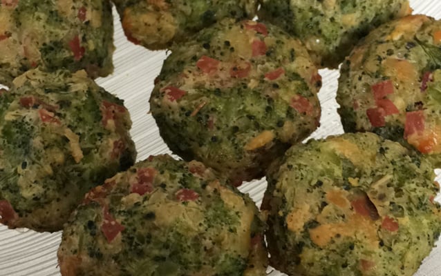 Bolinho de brócolis assado