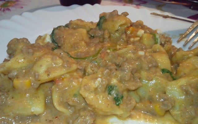 Capeletti ao molho de carne e rúcula