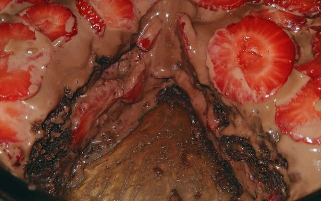 Bolo molhado/ bolo de pote (chocolate com creme de chocolate com morangos)