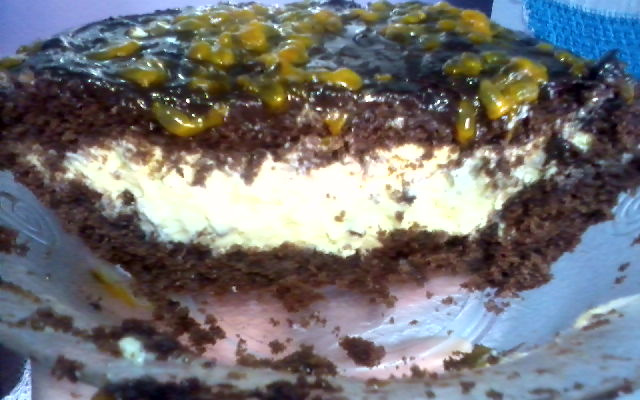 Bolo de chocolate com recheio de maracujá