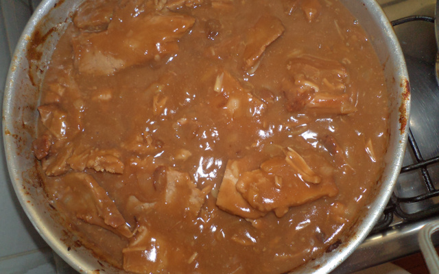 Falso molho madeira com pernil fatiado