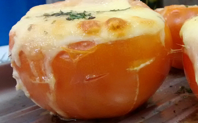 Tomate recheado com queijo