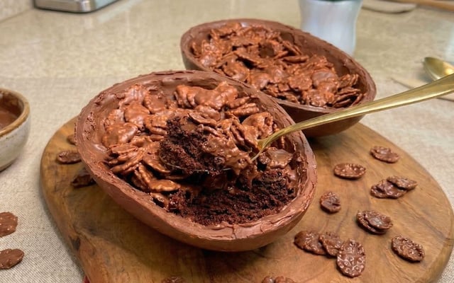 Ovo de Páscoa crunch cake com bolo fofinho e casca crocante