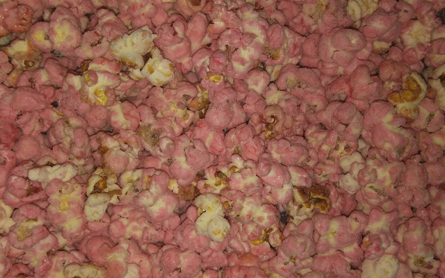 Pipoca com leite em pó colorida