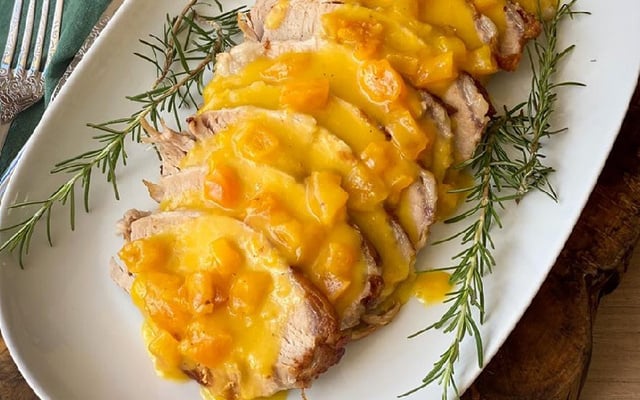 Lombo suíno com molho de damasco e laranja