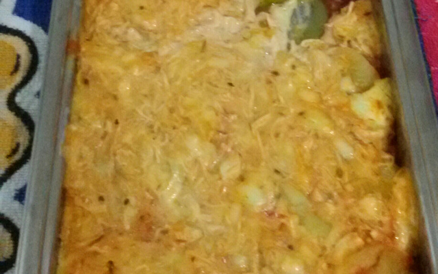 Batata ao molho de frango com queijo e requeijão