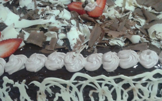 Bolo recheado de chocolate e cobertura ganache
