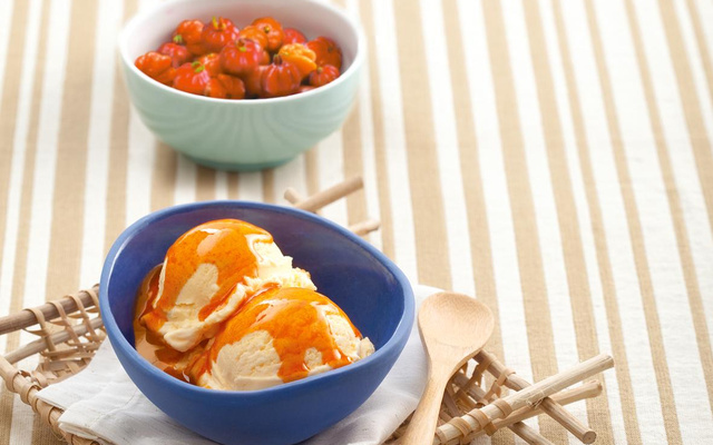 Frozen de cajá com calda de pitanga