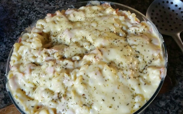 Macarrão com queijo e presunto