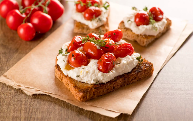 Tostada de Pasta de Ricotta com Tomatinho Confitado