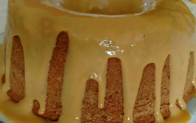 Bolo de nozes com doce de leite