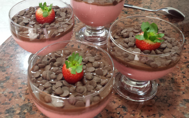 Mousse de morango com cobertura de chocolate