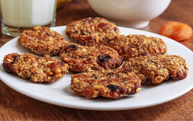 Cookies proteicos sem glúten e sem lactose em prato