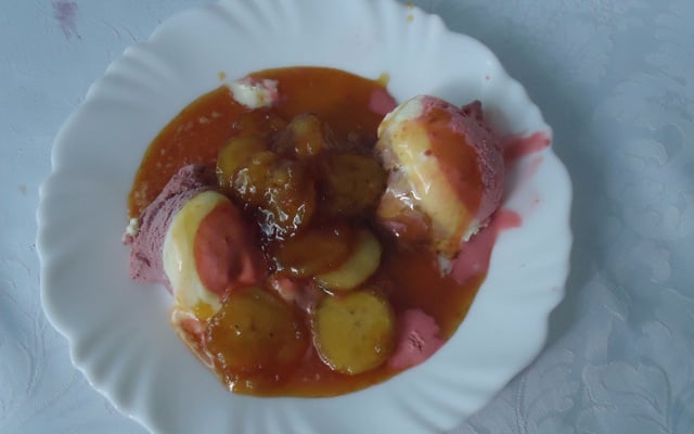 Banana flambada com sorvete