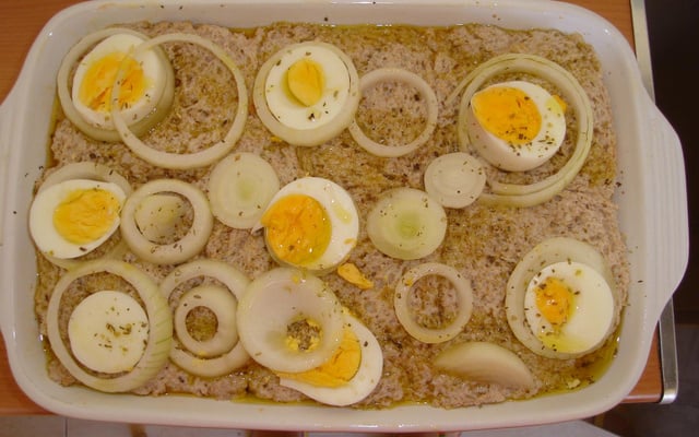 Torta portuguesa com salsichas