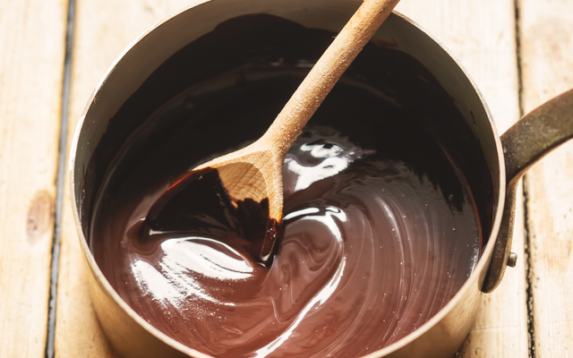 Ganache de chocolate cremosa na panela com uma colher