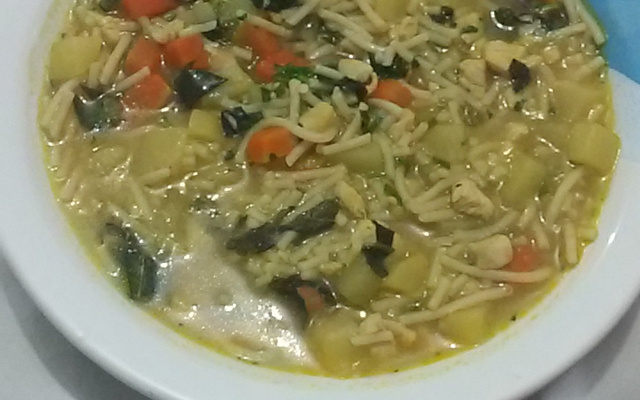 Canja de galinha com macarrão