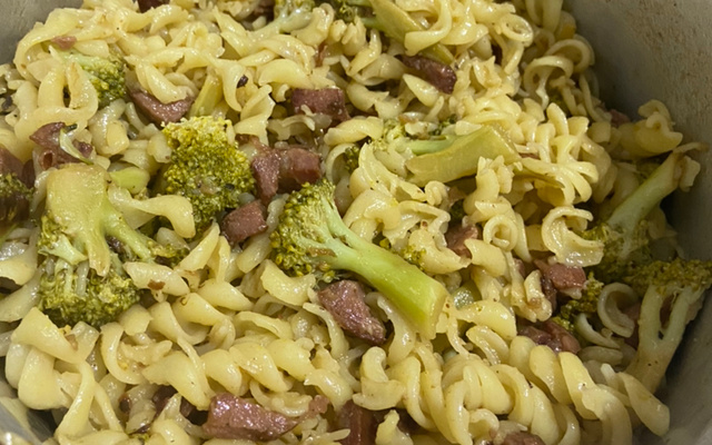 Macarrão com brócolis, linguiça e bacon
