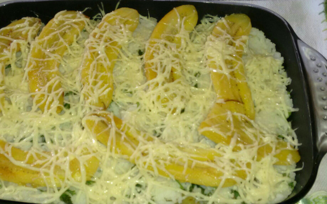 Arroz com banana e queijo ao forno