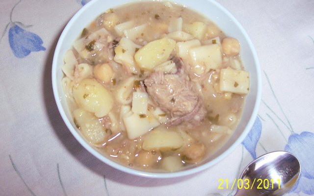 Sopa de grão-de-bico e costelinha