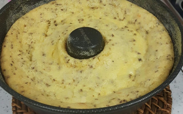 Bolo de fubá com parmesão levemente cremoso (sem farinha de trigo)