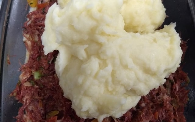 Escondidinho de carne seca com purê de batatas