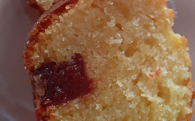 Bolo de fubá com goiabada