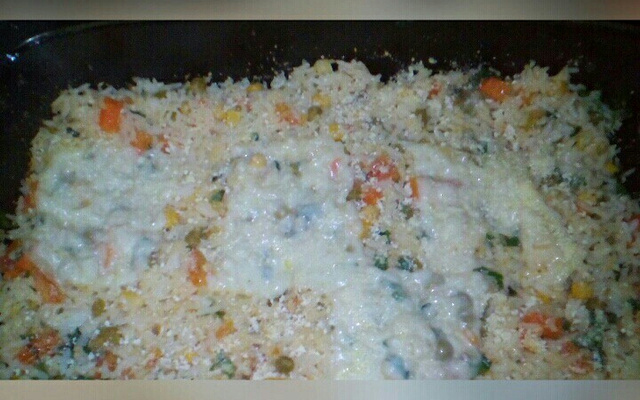 Arroz de forno com atum e legumes