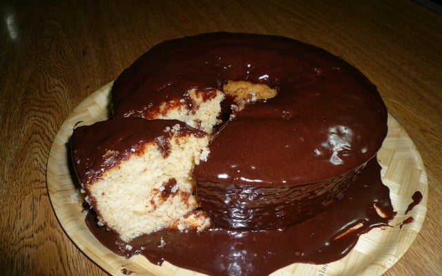 Bolo branco com calda de chocolate sem ovo