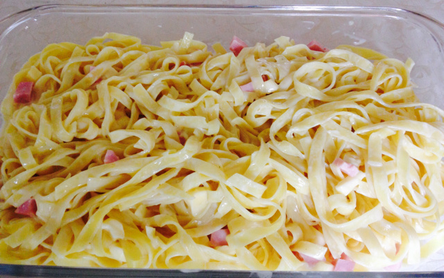 Macarrão ao molho branco com presunto e queijo