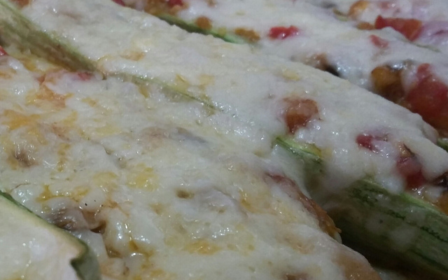 Abobrinha recheada com tomate e queijo