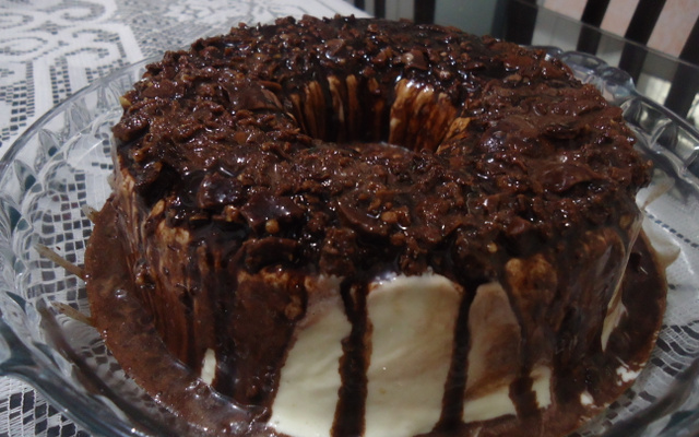 Pudim gelado com calda de chocolate