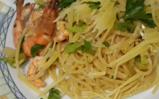 Macarrão com abobrinha e camarão