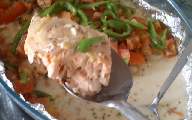 Salmão assado com leite de coco e legumes