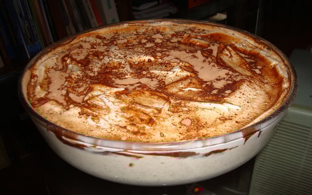 Gelado de leite coberto por bolacha e chocolate