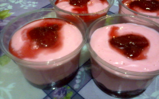 Sobremesa tipo Danoninho com geleia de morango