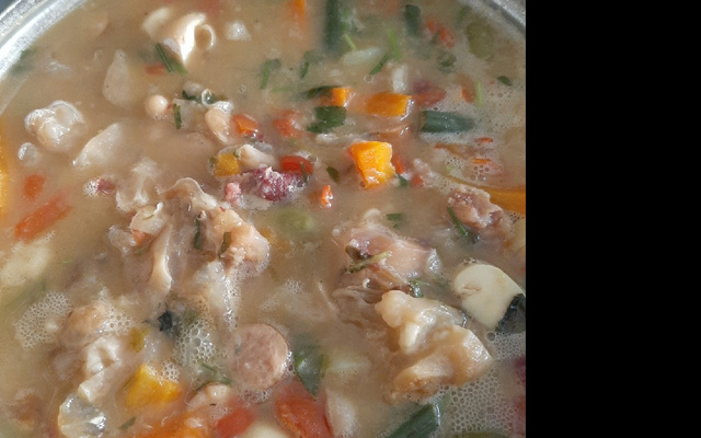 Mocotó com dobradinha, feijão branco e legumes da Vanessa