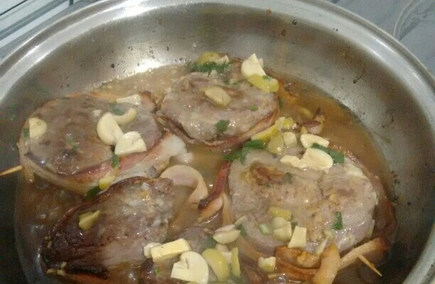 Medalhão com molho de cogumelos e azeitonas