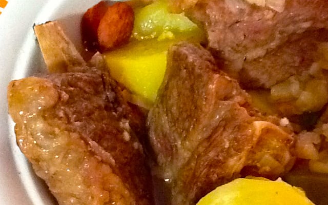 Costela bovina na panela de pressão com linguiça calabresa e bacon